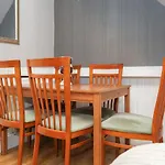 Beautiful 4 Bedroom Cottage - Free Parking