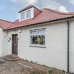 Beautiful 4 Bedroom Cottage - Free Parking