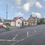 Beautiful 4 Bedroom Cottage - Free Parking