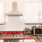 Cozy Apartment By Holyrood Park And Palace!