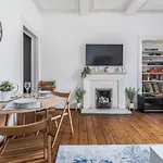 Central City Centre 2 Bedroom Flat - Close To Haymarket Train Station.
