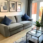 3 Bedroom - 2 Bathroom Townhouse In Corstorphine Near Murrayfield Stadium - Direct Bus To Edinburgh City Centre In 20 Minutes - Two Private Parking Spaces - Private Sunny Garden - Recently Refurbished
