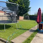 One Bedroom In Spacious Bungalow, Free Parking & Private Entrance