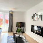 3 Bedroom - 2 Bathroom Townhouse In Corstorphine Near Murrayfield Stadium - Direct Bus To Edinburgh City Centre In 20 Minutes - Two Private Parking Spaces - Private Sunny Garden - Recently Refurbished