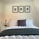 3 Bedroom - 2 Bathroom Townhouse In Corstorphine Near Murrayfield Stadium - Direct Bus To Edinburgh City Centre In 20 Minutes - Two Private Parking Spaces - Private Sunny Garden - Recently Refurbished
