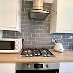3 Bedroom - 2 Bathroom Townhouse In Corstorphine Near Murrayfield Stadium - Direct Bus To Edinburgh City Centre In 20 Minutes - Two Private Parking Spaces - Private Sunny Garden - Recently Refurbished