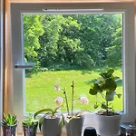 Cozy Bedroom In Shared Accommodation With Free Parking
