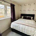 Modern 3 Bed Villa With Free Parking And Garden Close To City Center And Edinburgh Airport