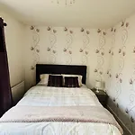 Modern 3 Bed Villa With Free Parking And Garden Close To City Center And Edinburgh Airport