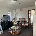 Peaceful Private Room With Free Parking And Wifi