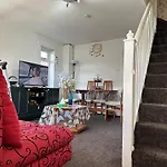 Peaceful Private Room With Free Parking And Wifi