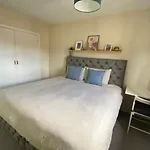 Cozy Bedroom In Shared Accommodation With Free Parking
