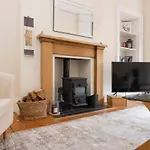 Tasteful 1-Bedroom Apartment Near Edinburgh Meadows