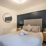 Modern 2Bed Apartment-Free Parking