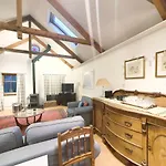 Edinburgh 2-Bedroom Cottage With Parking - Ground Floor