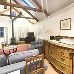 Edinburgh 2-Bedroom Cottage With Parking - Ground Floor
