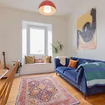 Edinburgh Castle Views! Stylish 2Bd Flat, Sleeps 4