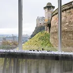 Chic 1Bd Flat - Wviews Of Edinburgh Castle!
