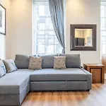 Traditional 3 Bedroom Quiet Duplex Flat By High St, Trams And Buses - Just 1-5 Miles To Centre