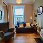 Spacious 2 Bed Apt Next To Royal Mile & Waverley