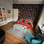 Edinburgh Two Bedroom Apartment With Free Side Street Parking 24 Hours