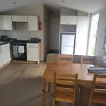 Cozy Caravan Near Edinburgh