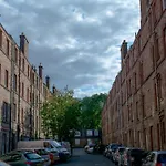 Warm 1 Bed Apartment By Holyrood Palace And Park!