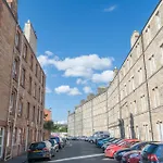 Warm 1 Bed Apartment By Holyrood Palace And Park!
