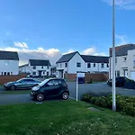 Beautiful 4-Bedroom House With Private Garden & Parking