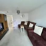 Beautiful 4-Bedroom House With Private Garden & Parking