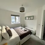 Beautiful 4-Bedroom House With Private Garden & Parking