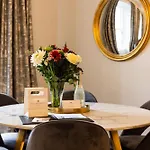 Righ Properties - Luxurious City Centre Three Bedroom Apartment