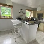 Cozy Bedroom In Shared Accommodation With Free Parking