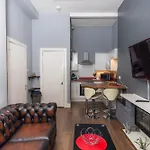 Warm 1 Bed Apartment By Holyrood Palace And Park!