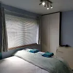 Studio Flat, Frequent Buses, 1-Minute Walk To Bus Stop, 15 Minutes To City Center
