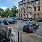3 Double-Bed Georgian Apartment In Prime Location