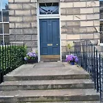 3 Double-Bed Georgian Apartment In Prime Location