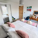 Cosy Guest Room In A Family Home With Free Parking