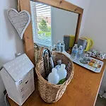Cosy Guest Room In A Family Home With Free Parking