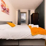 Cozy Old Town 4 Bedrm Apartment