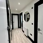 Contemporary Flat In Prime City Centre