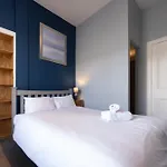 Bright 1 Bedroom Apartment Near City Centre
