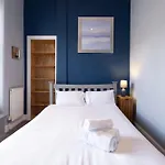 Bright 1 Bedroom Apartment Near City Centre