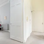 Light And Spacious 2 Bedroom Flat In Heart Of Edinburgh