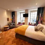 16Th Century Courtyard Apartment On The Royal Mile