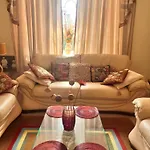Private Room In Charming Detached House In Newington
