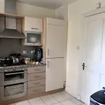 Private Room In Charming Detached House In Newington