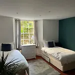 3 Bedroom Flat, Newtown
