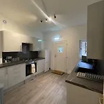 2 Bedrooms Holiday Home In Edinburgh Near City Center