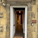 2 Bedrooms Holiday Home In Edinburgh Near City Center